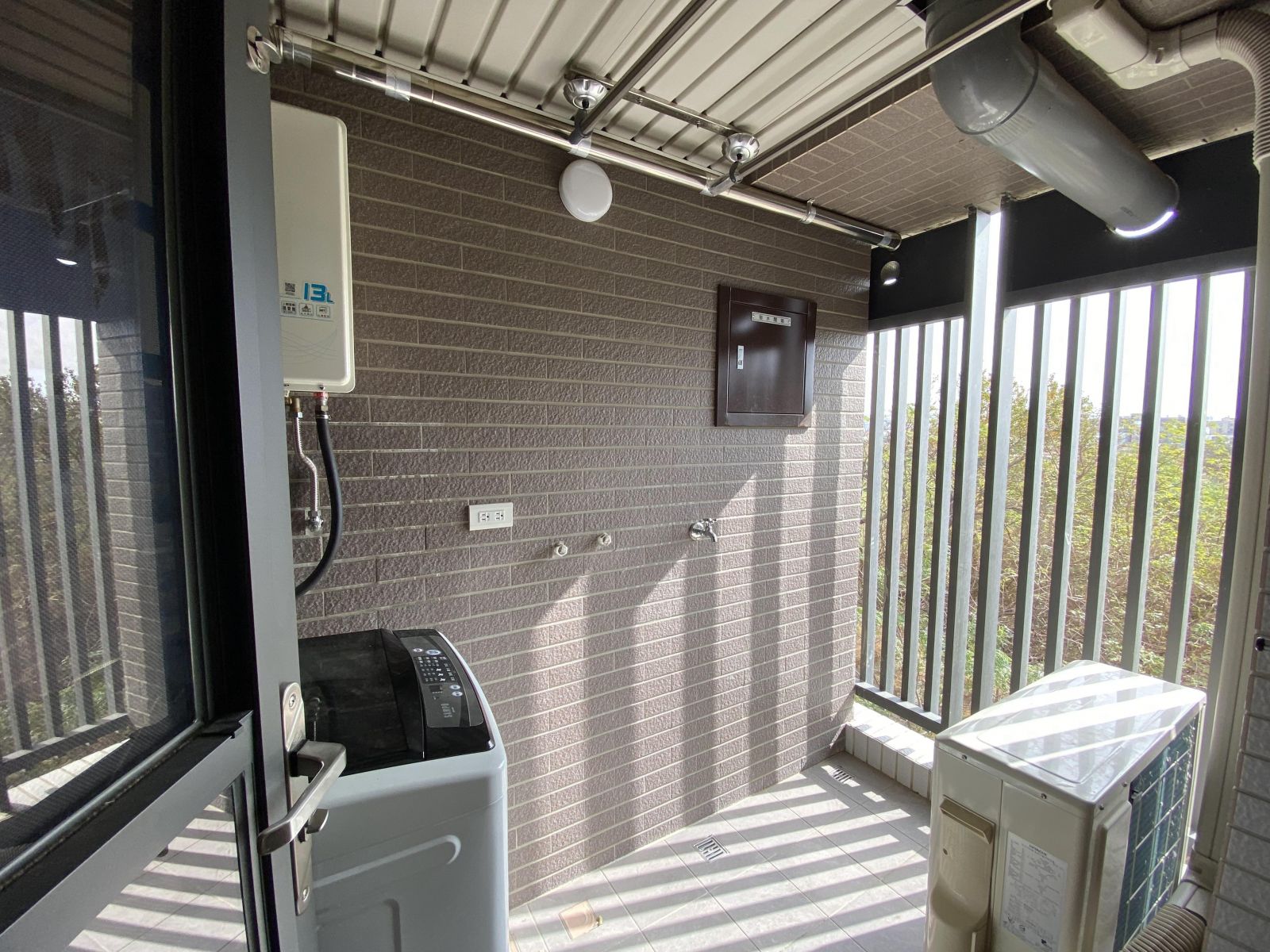 台中梧棲買屋賣屋_梧棲建案_電梯大樓_致富好樂_2房車位_德光建設_公設_房屋外觀_建案空拍_沙鹿市中心_靜宜商圈_大德國小_中正國小_中港完全中學_捷運藍線_沙鹿市場_沙鹿火車站_童綜合醫院_梧棲市場_全聯_思夢樂_特力屋_台中國際機場_國道三號_龍井交流道_沙鹿交流道_特五號道路_房仲蕭邦_0932645362_梧棲房仲_房仲推薦_東森房屋
