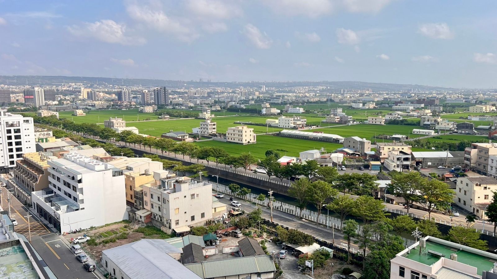 台中梧棲買屋賣屋_中港好學_台中梧棲建案_台中梧棲別墅_台中梧棲豪華別墅_台中梧棲電梯大樓_公設_房屋外觀_接待大廳_會議室_游泳池_視聽教室_圖書室_廚藝教室_空中花園_台中港新市鎮中心_梧棲市中心_梧棲夜市_露易莎咖啡_梧棲全聯_中央路商圈_親子田藝術幼兒園_大德國小_中港高中_善美真華德福中小學_靜宜大學_弘光大學_捷運藍線_梧棲市場_沙鹿火車站_光田醫院_童綜合醫院_三井outlet park_台中海生館_高美濕地_台中國際機場_國道三號沙鹿交流道_國道三號龍井交流道_國道四號中港系統_台中海線不動產_梧棲房仲推薦_房仲蕭邦_0932645362_東海買屋_梧棲房仲_梧棲買屋找房仲蕭邦_東森房屋.沙鹿店_